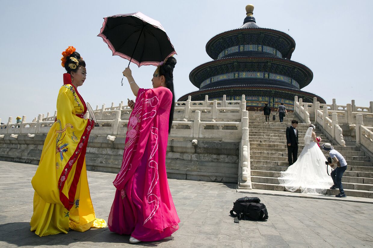 Женщины, одетые в традиционные китайские одежды в Пекине