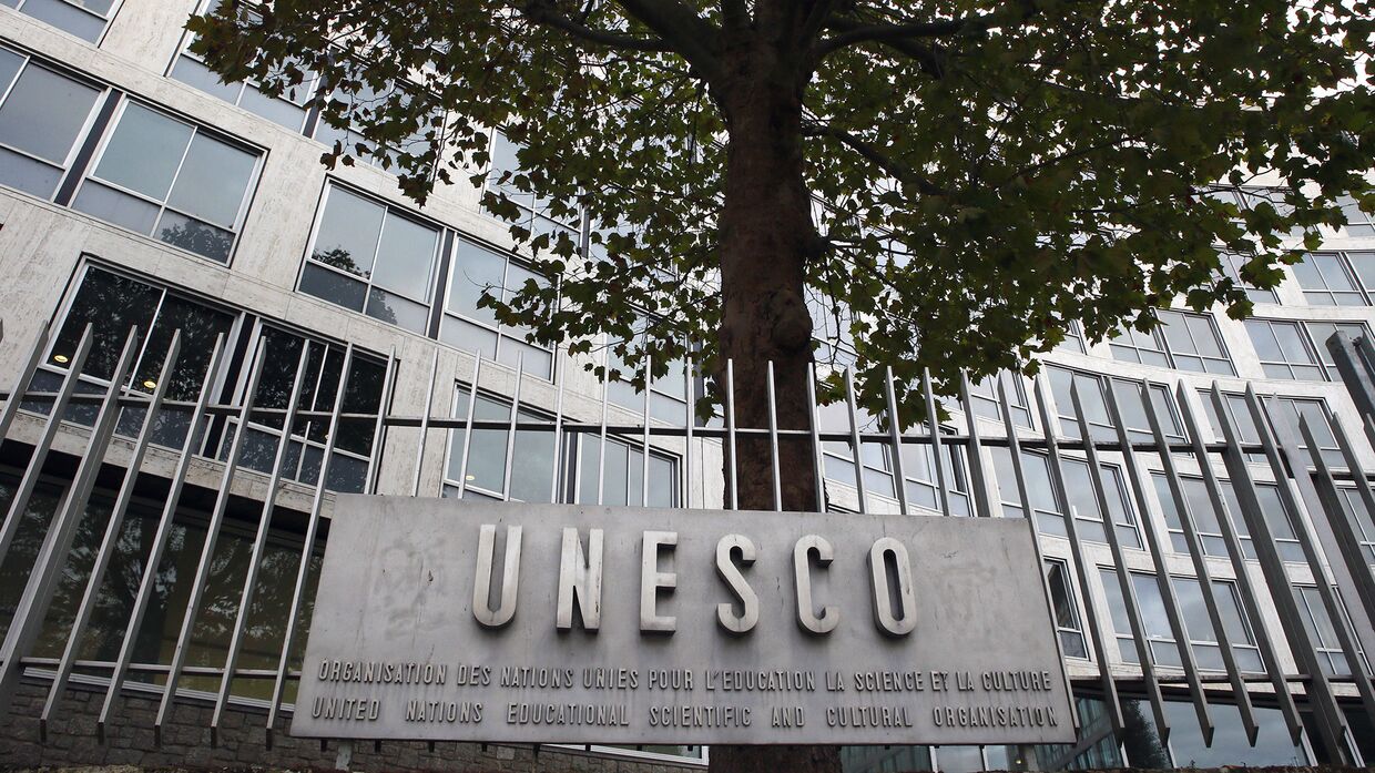Логотип ЮНЕСКО у штаб-квартиры организации в Париже