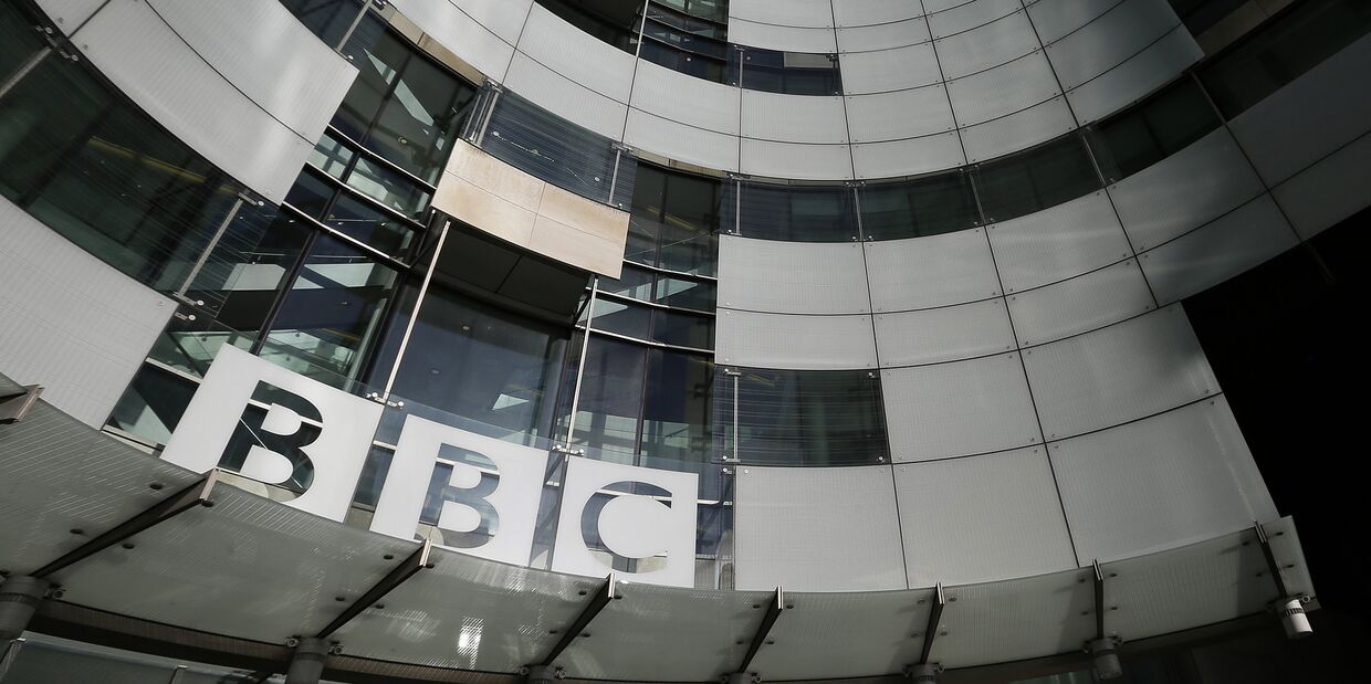 Здание штаб-квартиры теле- и радиовещательной компании Би-Би-Си в Лондоне, Великобритания