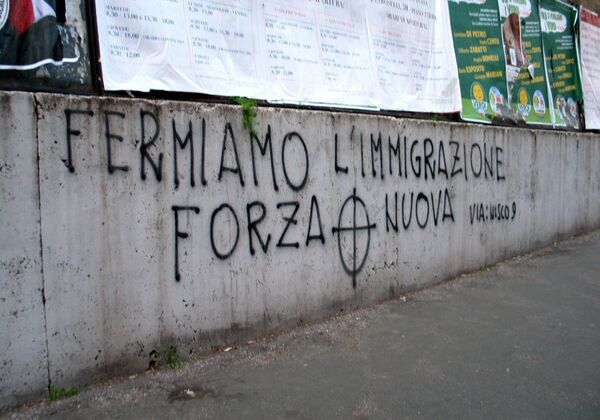 Надпись «Остановите миграцию — Forza Nuova» в Риме, Италия Надпись «Остановите миграцию — Forza Nuova» в Риме, Италия