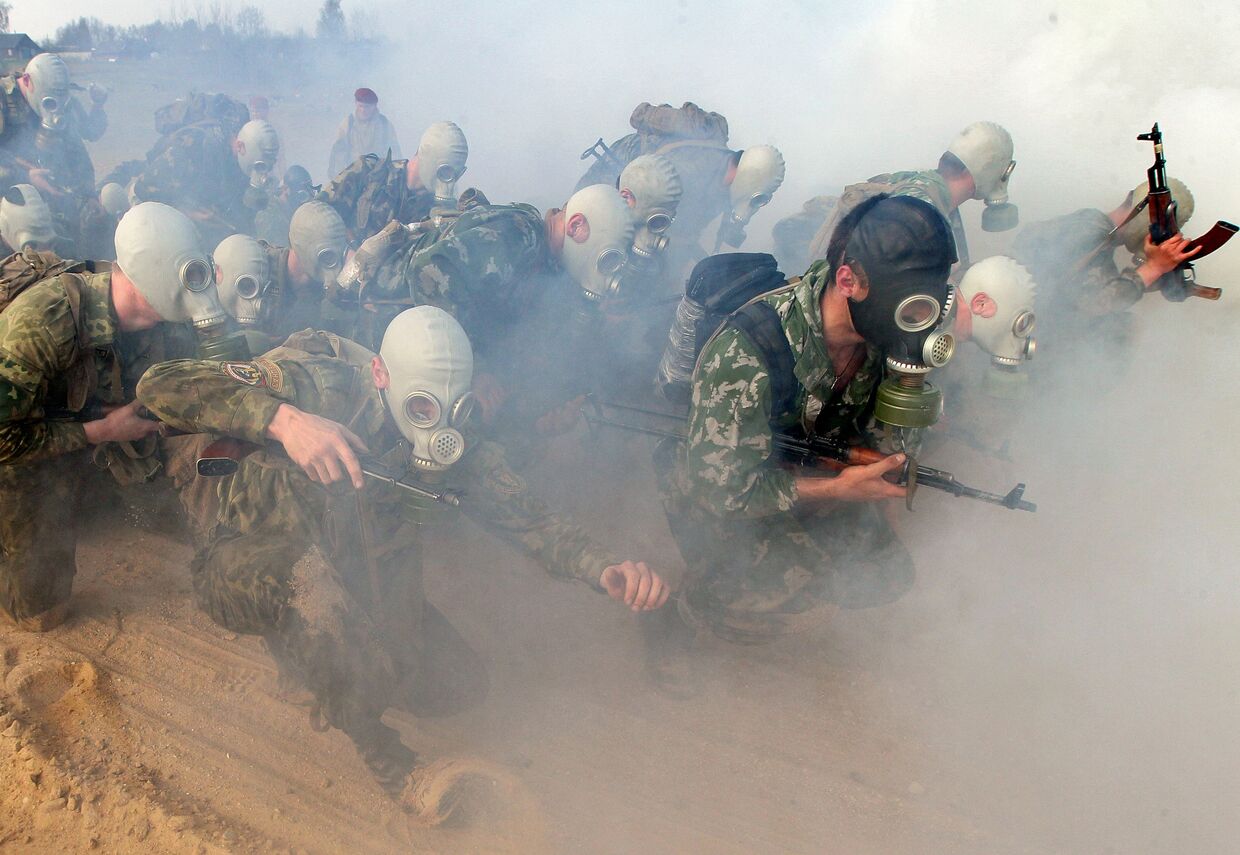 Сдача экзамена на право ношения крапового берета военнослужащими Минска