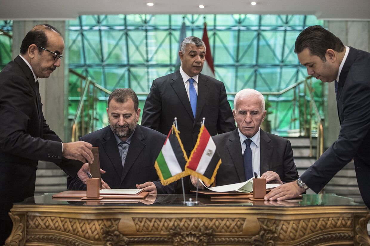 Член Центрального комитета ФАТХ Аззам аль-Ахмад (слева), заместитель главы Политбюро Хамаса Салех аль-Арури (справа) и глава Главного разведывательного управления Египта Халед Фаузи (сзади)