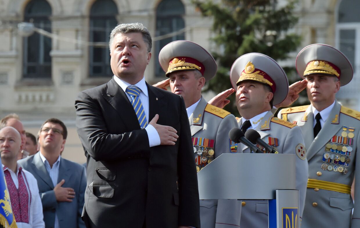 Президент Украины Петр Порошенко во время военного парада, посвященного 23-й годовщине независимости Украины