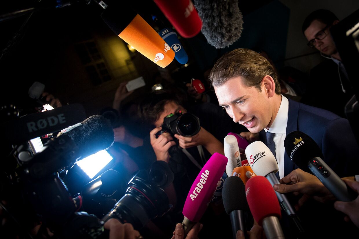 Министр иностранных дел Австрии и лидер Австрийской партии правоцентристов Себастьян Курц общается с журналистами
