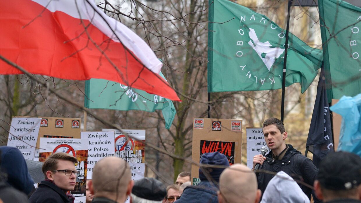 Участники митинга против возросшего числа украинских мигрантов в Варшаве. 18 марта 2017 года 