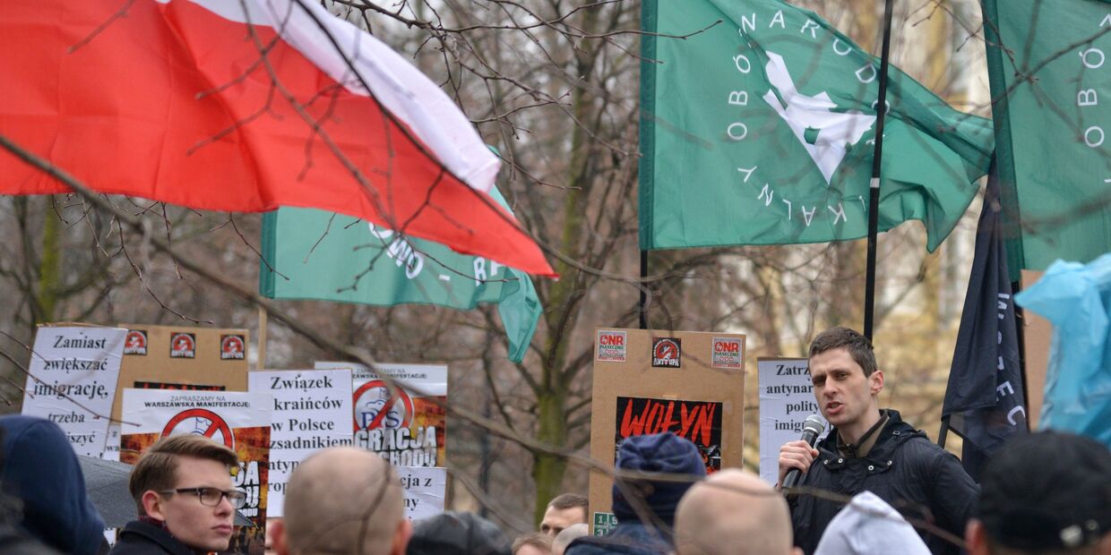Участники митинга против возросшего числа украинских мигрантов в Варшаве. 18 марта 2017 года