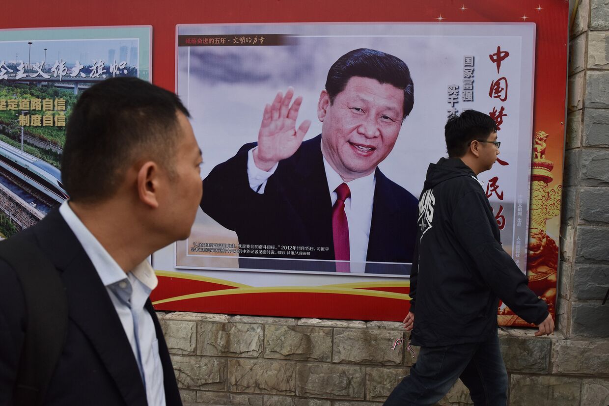 Плакат в Пекине, изображающий председателя КНР Си Цзиньпина с лозунгом «Китайская мечта, народная мечта»