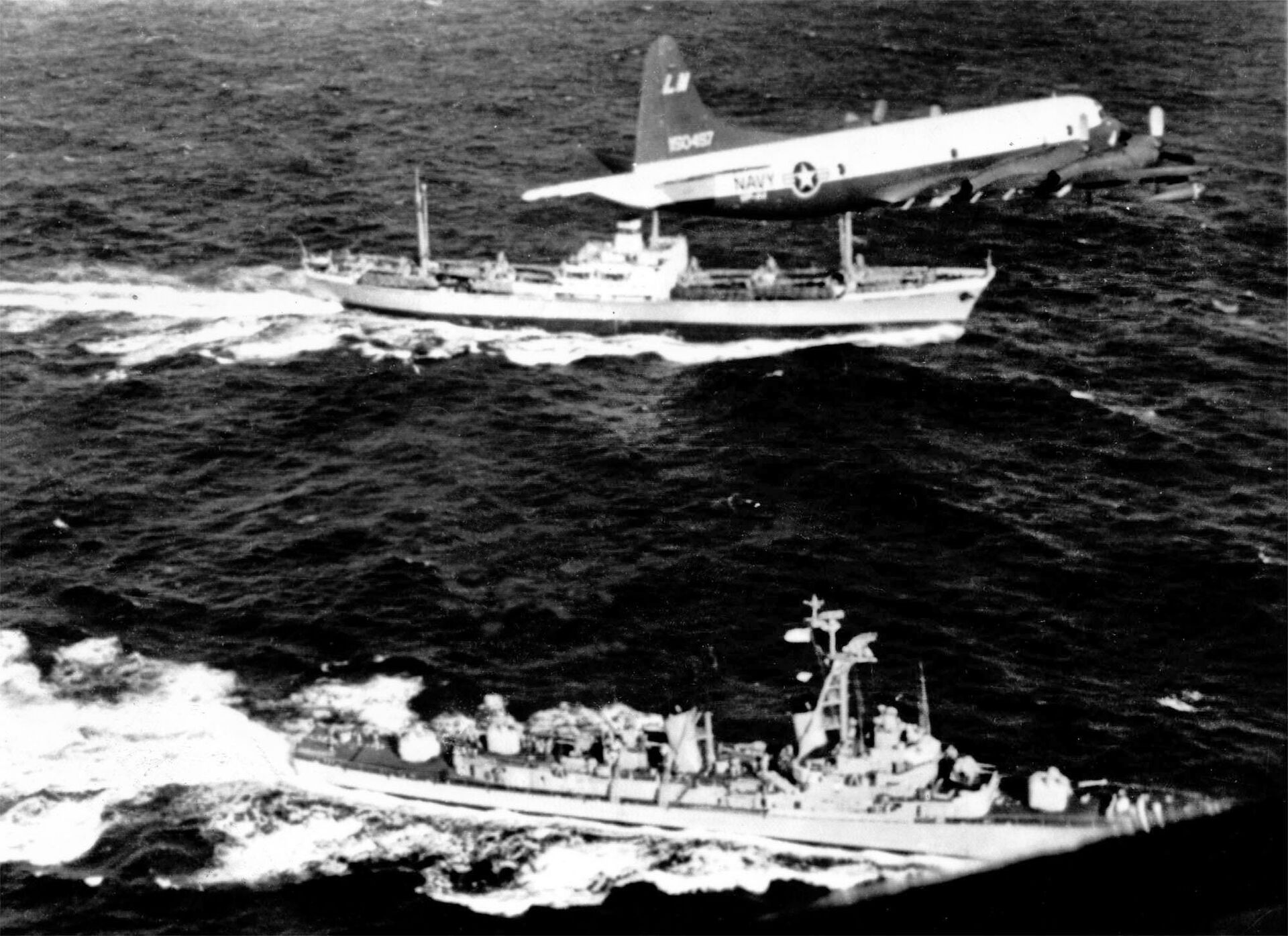 Самолет ВМС США Lockheed P-3A-20-LO Orion пролетает над советским судном Металлург Аносов в период Карибского кризис. 9 ноября 1962 года - ИноСМИ, 1920, 11.10.2021