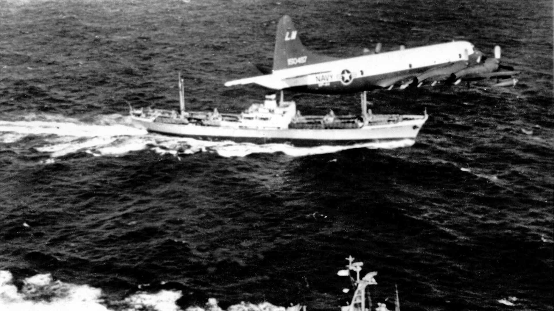 Самолет ВМС США Lockheed P-3A-20-LO Orion пролетает над советским судном Металлург Аносов в период Карибского кризис. 9 ноября 1962 года  - ИноСМИ, 1920, 13.10.2022