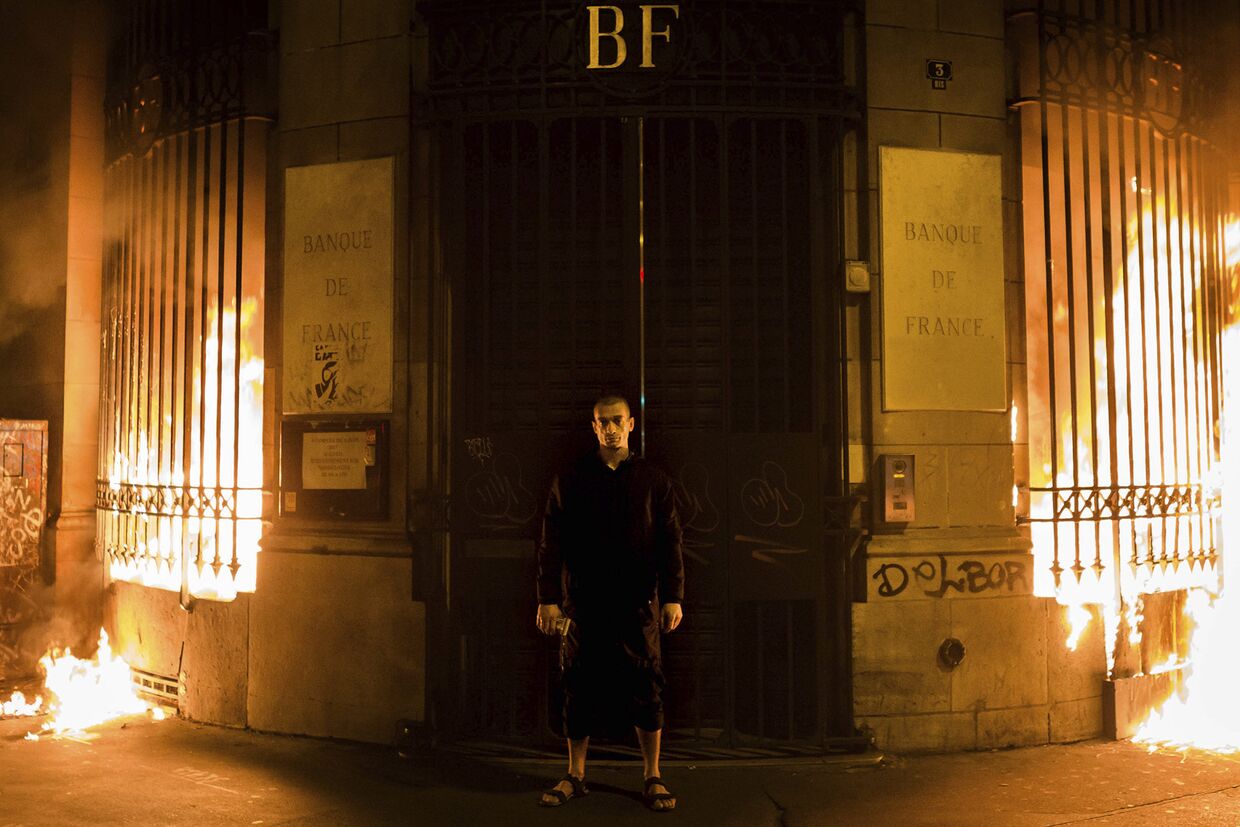 Российский художник Петр Павленский перед зданием Banque de France в Париже