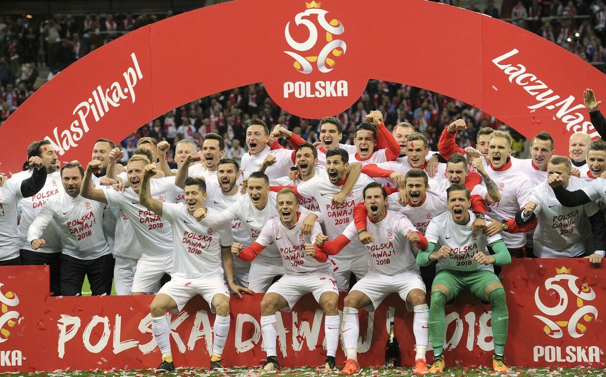 Игроки сборной Польши празднуют победу в последнем отборочном матче Кубка мира по футболу