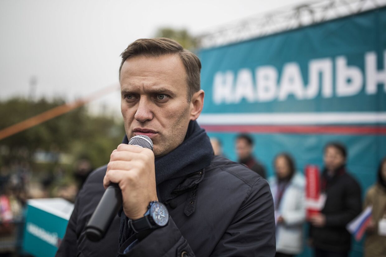 Лидер оппозиции Алексей Навальный во время митинга в Оренбурге