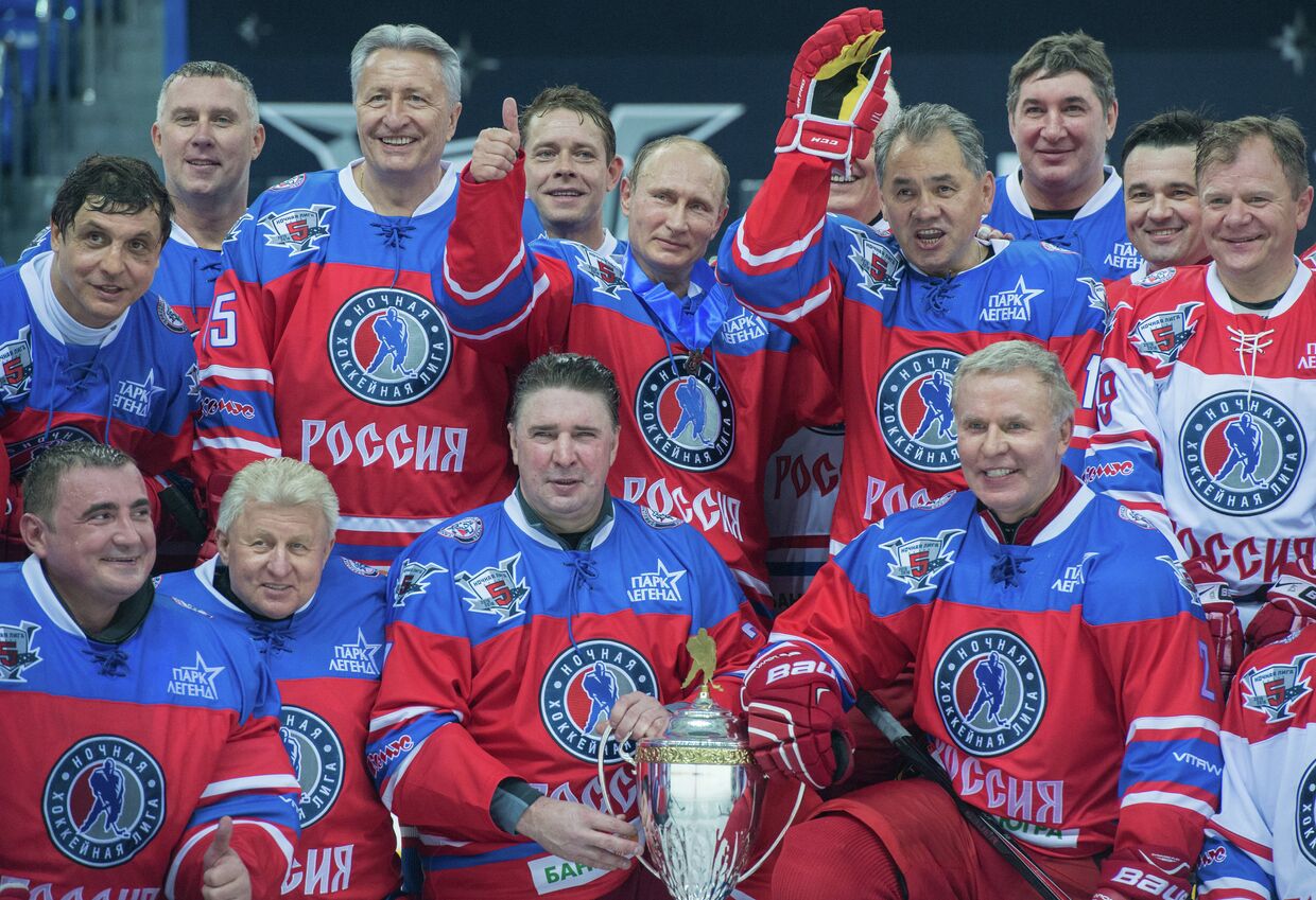 Президент РФ Владимир Путин после матча между сборной командой чемпионов Ночной хоккейной лиги (НХЛ) и сборной Правления и почетных гостей Ночной хоккейной лиги (НХЛ)