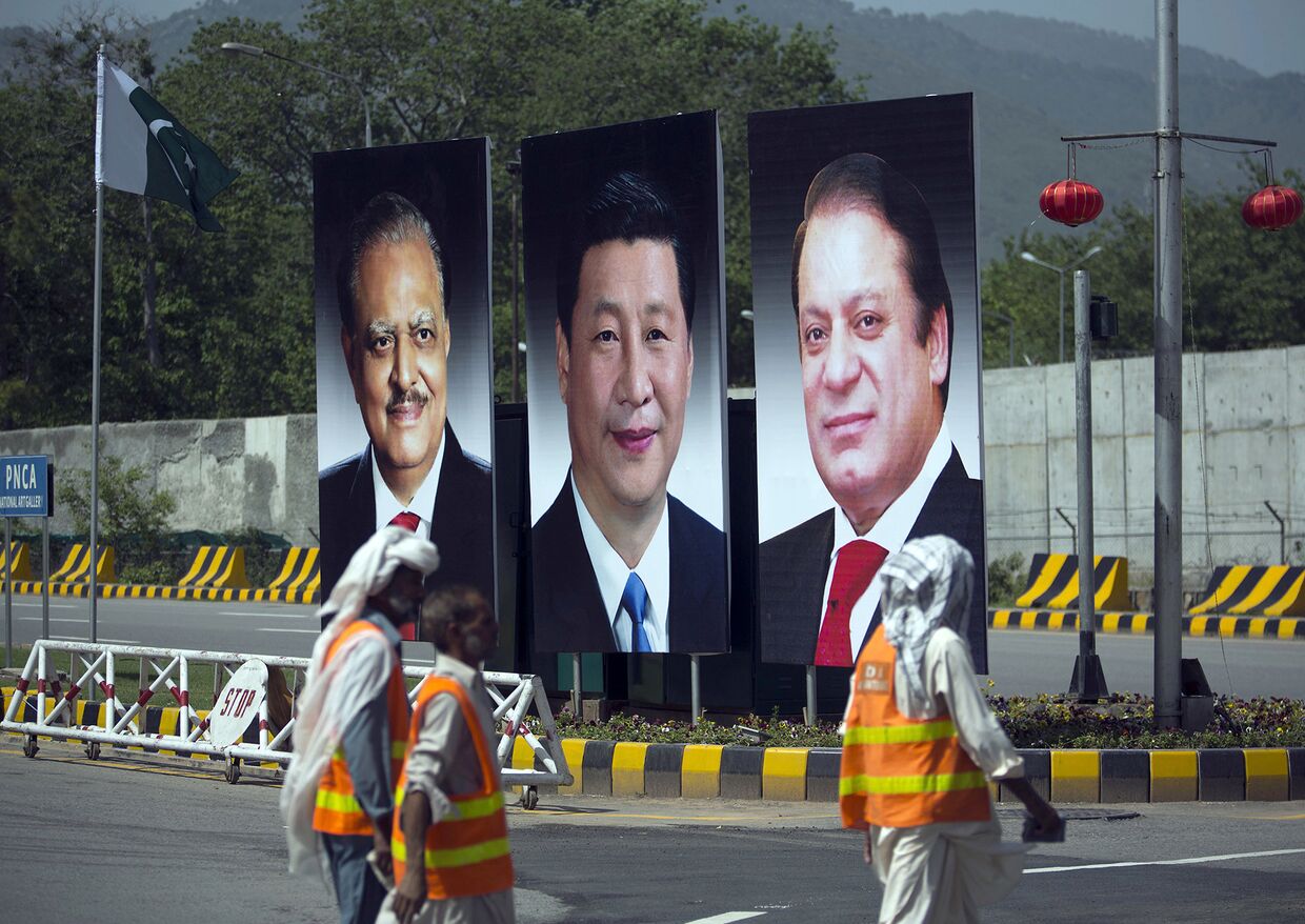 Фотографии председателя КНР Си Цзиньпина, президента Пакистана Мамнуна Хуссейна и премьер-министра Пакистана Наваза Шарифа