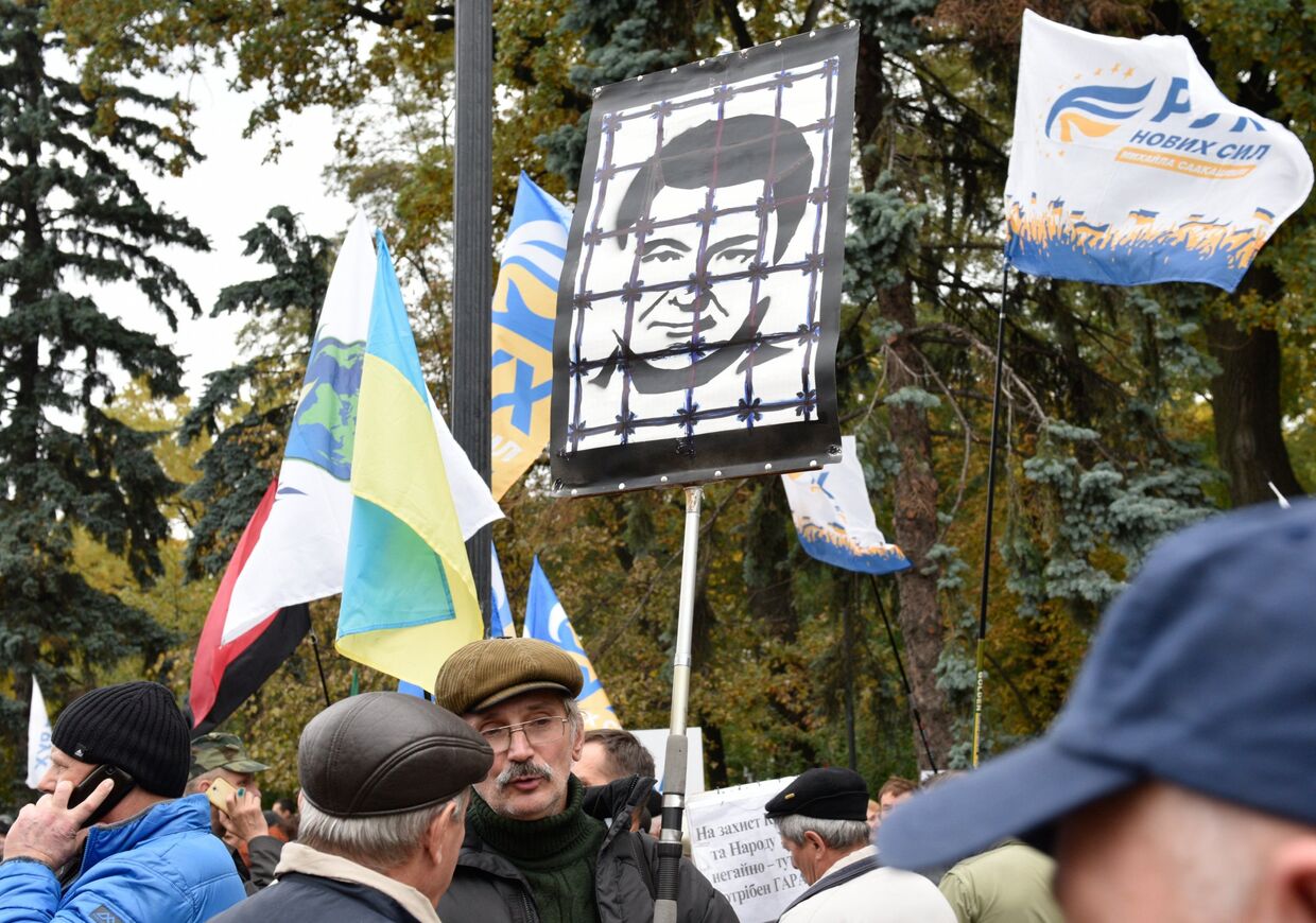 Плакат с изображением президента Украины Петра Порошенко во время акции протеста у здания Верховной рады в Киеве. 17 октября 2017
