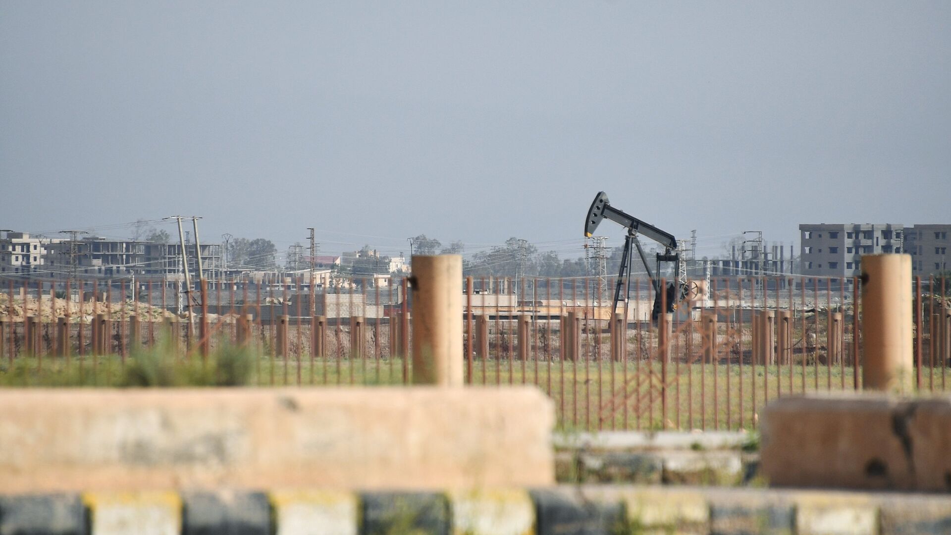 Нефтяная скважина на окраине Дейр-эз-Зора, Сирия - ИноСМИ, 1920, 09.08.2020