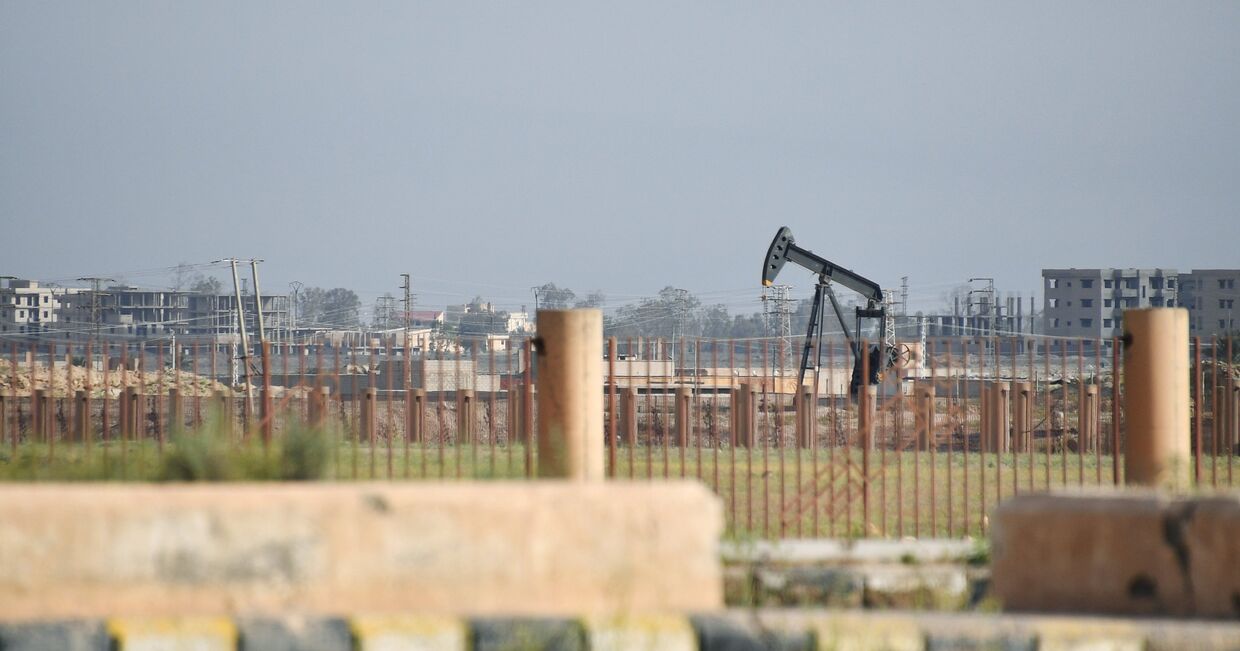 Нефтяная скважина на окраине Дейр-эз-Зора, Сирия