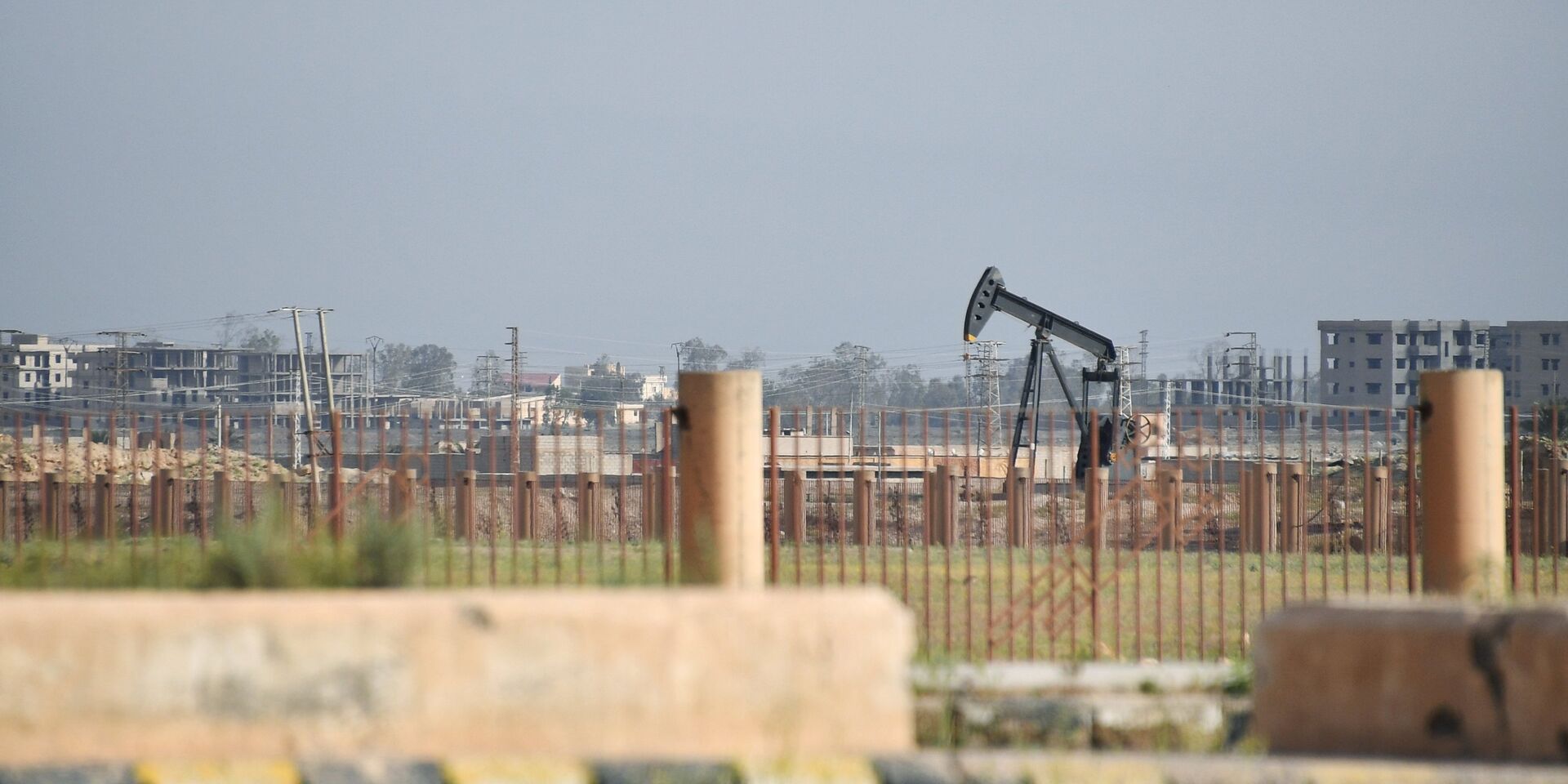Нефтяная скважина на окраине Дейр-эз-Зора, Сирия - ИноСМИ, 1920, 16.09.2020