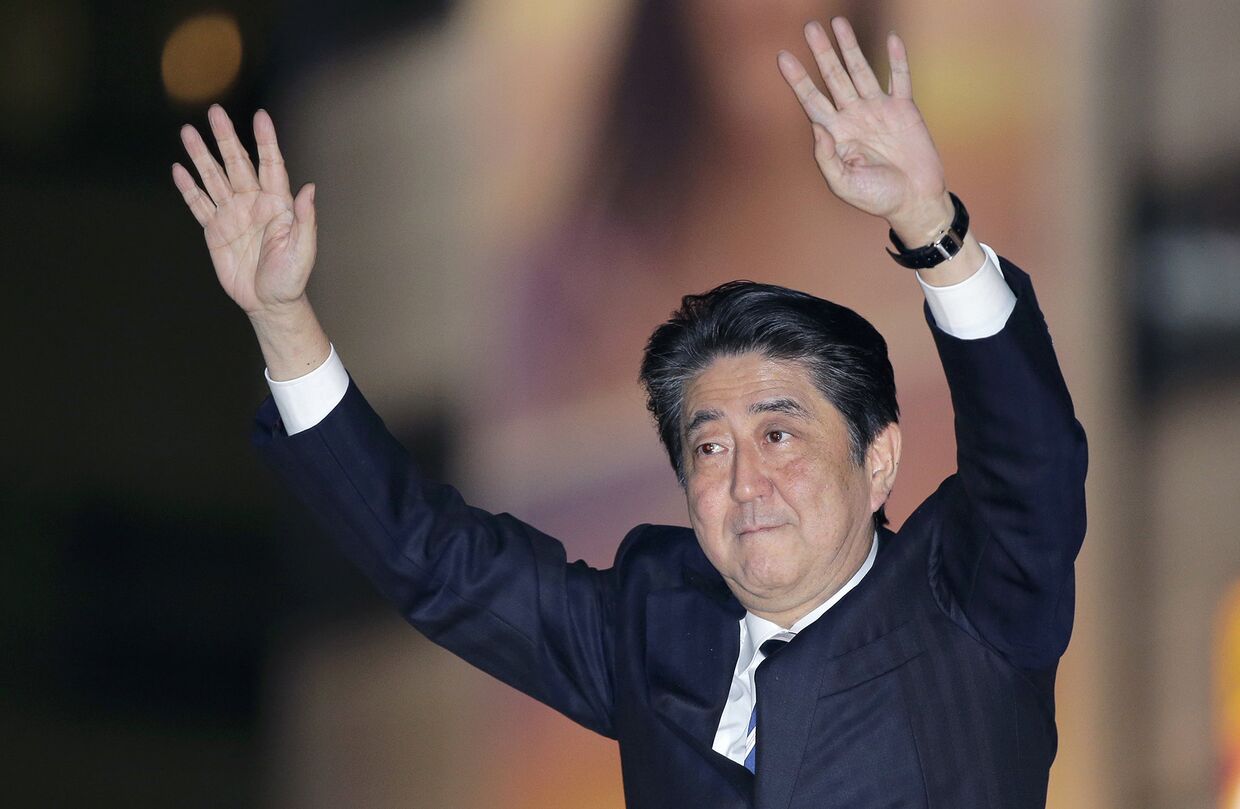 Премьер-министр Японии Синдзо Абэ во время предвыборного митинга в Токио