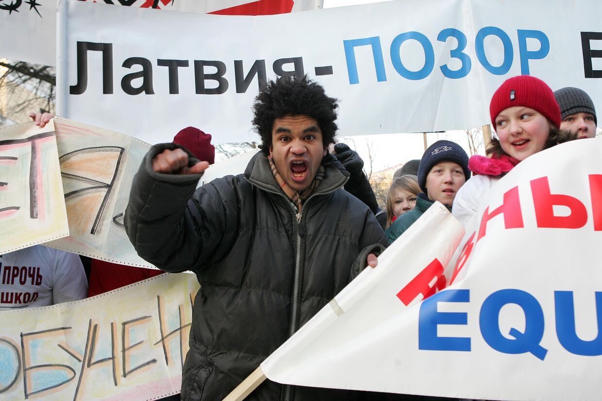 Акция протеста против реформы образования перед парламентом Латвии в Риге