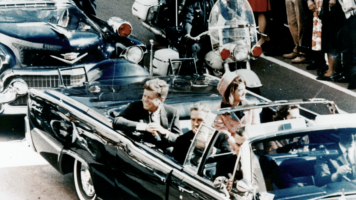 Джон Кеннеди с супругой в аэропорту Далласа, незадолго до убийства