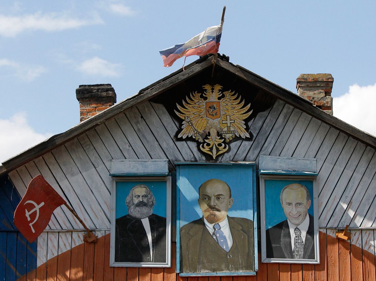 Портреты К.Маркса, В.Ленина, В.Путина на фасаде частного дома
