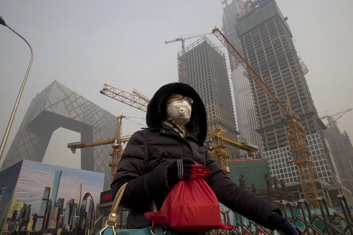 Женщина спасается от смога в Пекине, Китай