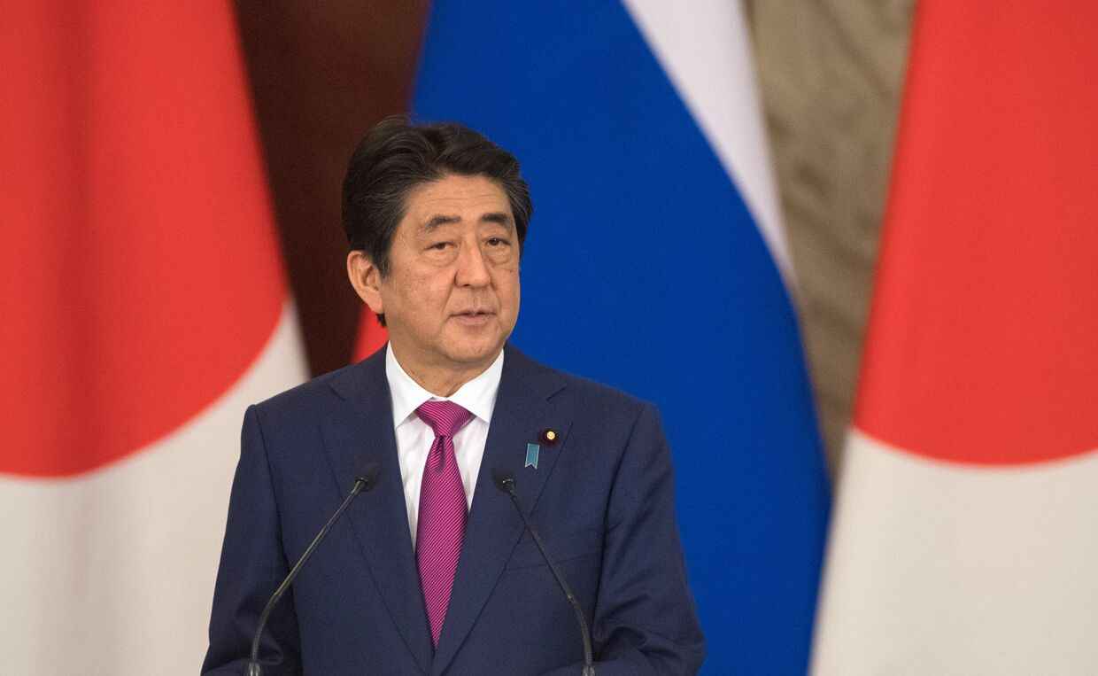 Премьер-министр Японии Синдзо Абэ во время пресс-конференции по итогам встречи с президентом РФ Владимиром Путиным. 27 апреля 2017