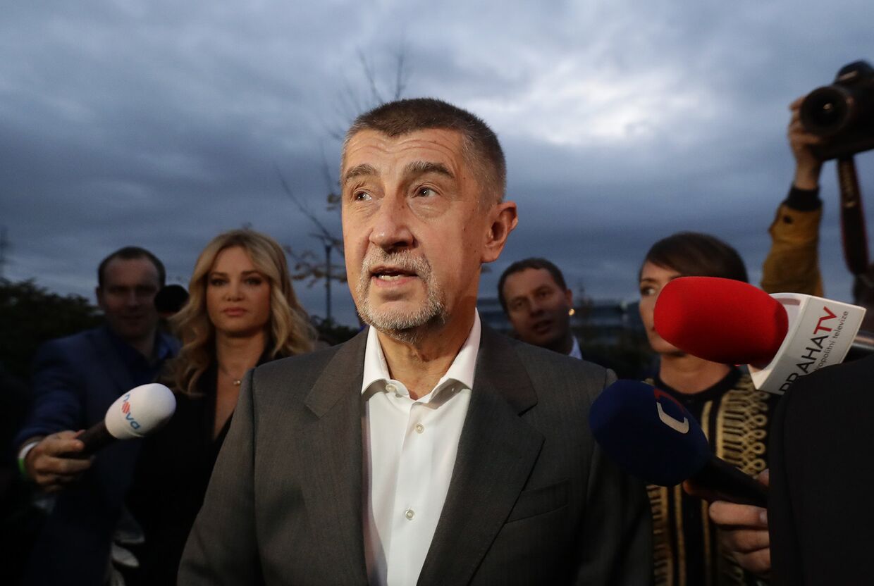 Лидер партии ANO Андрей Бабиш общается с прессой в Праге, Чехия
