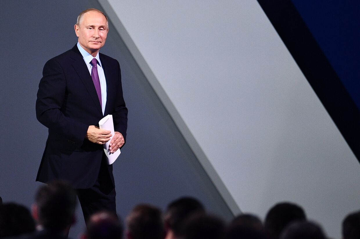 Президент РФ В. Путин принял участие в пленарной сессии форума ВТБ Капитал Россия зовет!