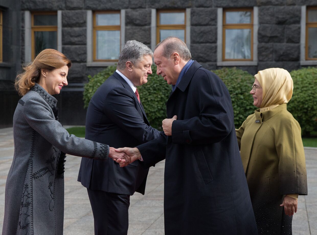 Президент Турции Реджеп Тайип Эрдоган с супругой Эмине и Петр Порошенко с супругой Мариной во время церемонии официальной встречи в Киеве. 9 октября 2017