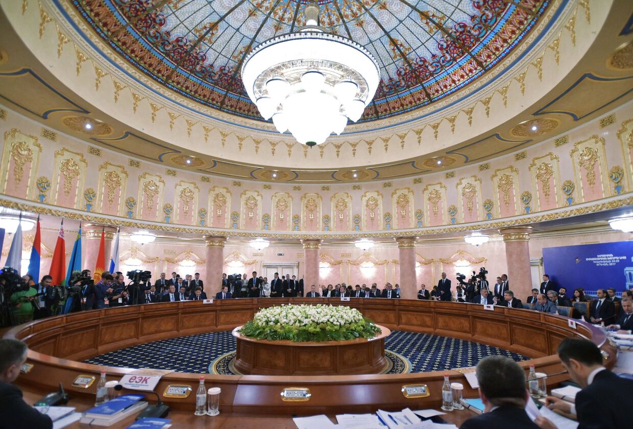 Председатель правительства РФ Дмитрий Медведев на заседании Евразийского межправительственного совета в Ереване