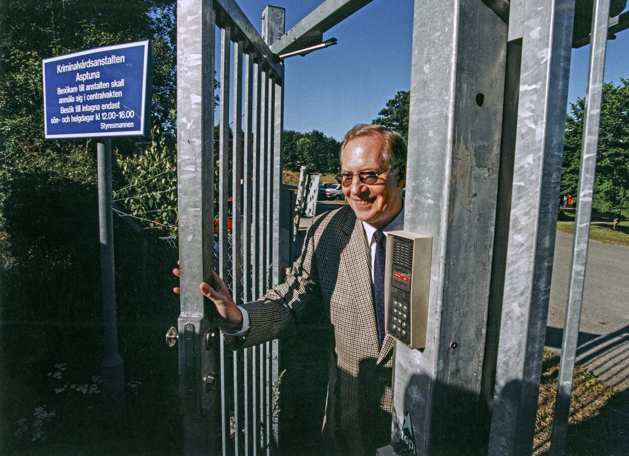 Шведский шпион Стиг Берглинг покидает территорию тюремного комплекса после отбытия наказания за шпионаж в пользу СССР