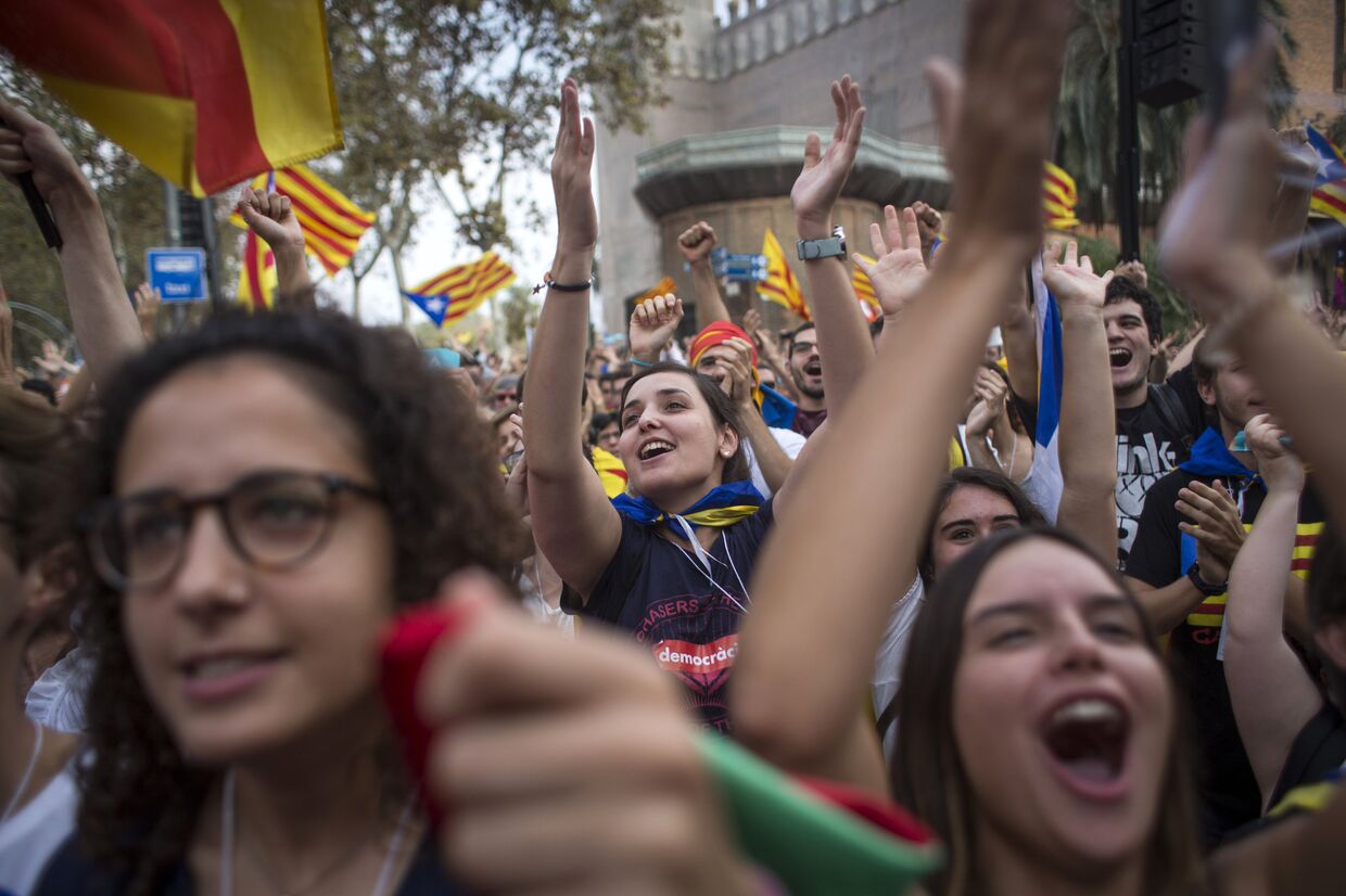 Акция у здания парламента Каталонии в поддержку провозглашения независимости