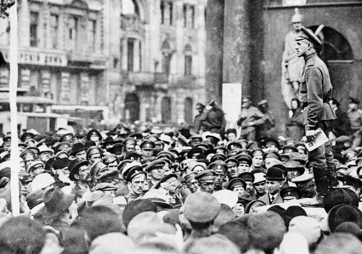 Участники митинга у Аничкова дворца. Петроград. 1917 год.