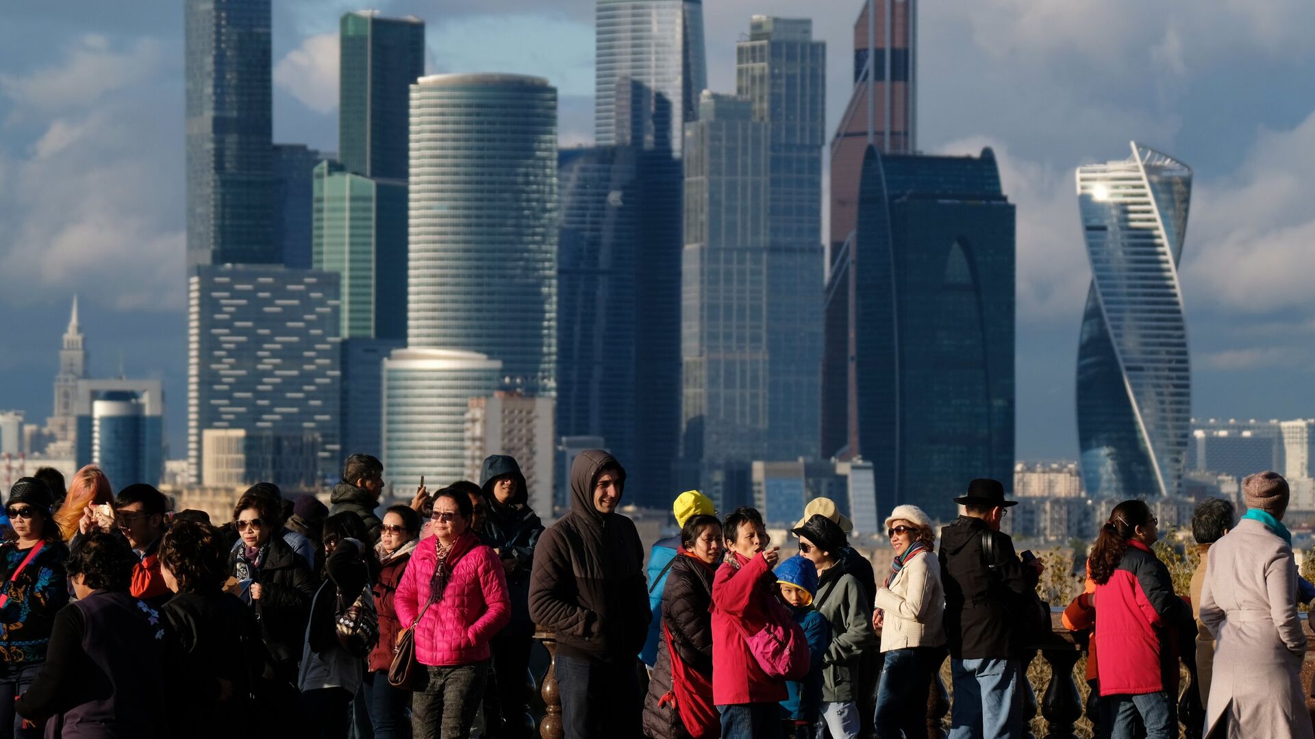 Вид со смотровой площадки МГУ им. М.В. Ломоносова на Международный деловой центр «Москва-Сити» в Москве - ИноСМИ, 1920, 24.11.2025