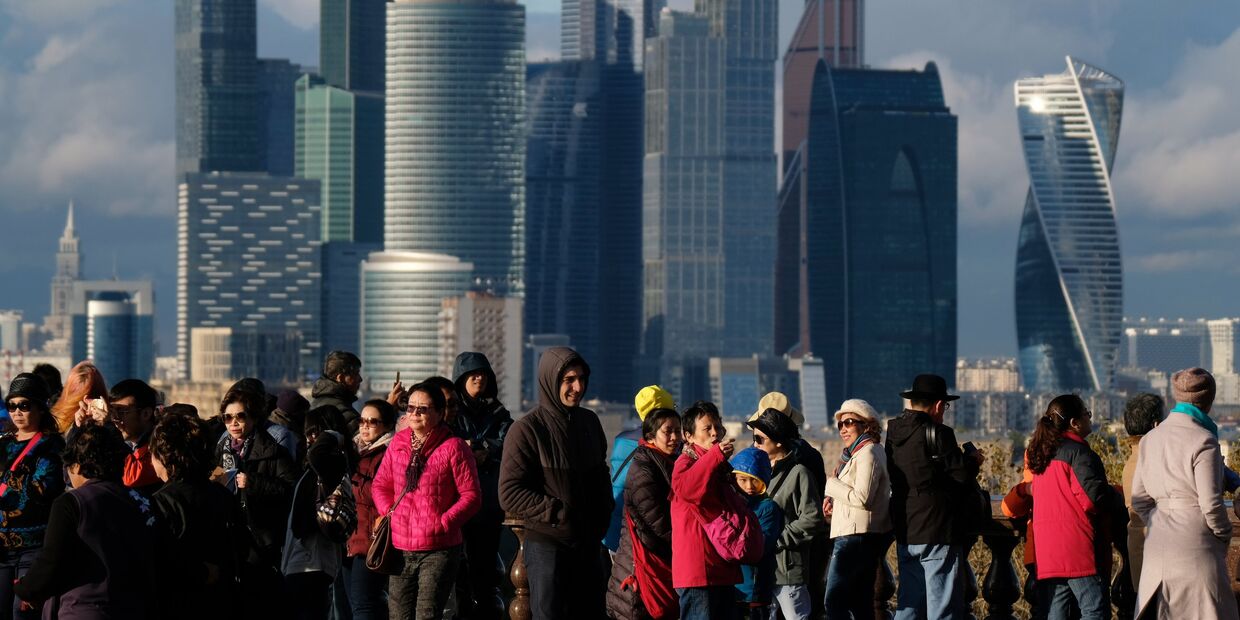Вид со смотровой площадки МГУ им. М.В. Ломоносова на Международный деловой центр «Москва-Сити» в Москве