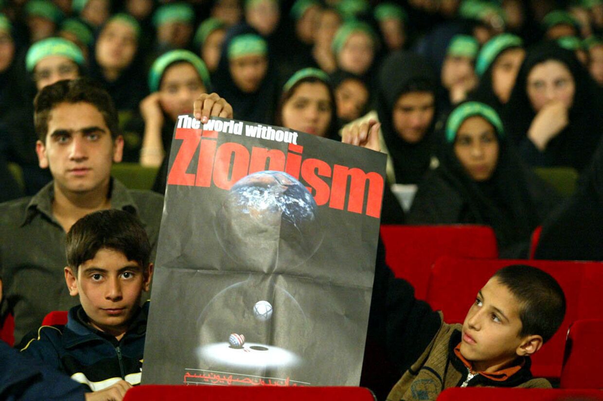 Иранские студенты во время конференции «Мир без сионизма» в Тегеране