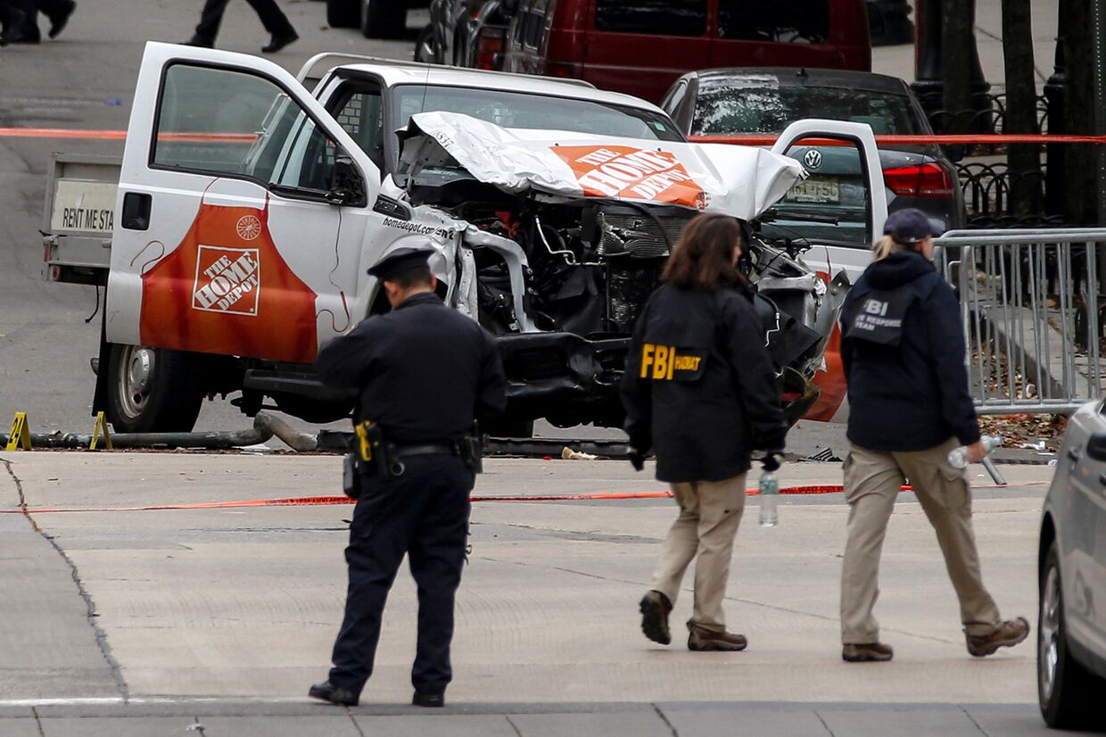 Сотрудники полиции в районе места теракта в Нью-Йорке