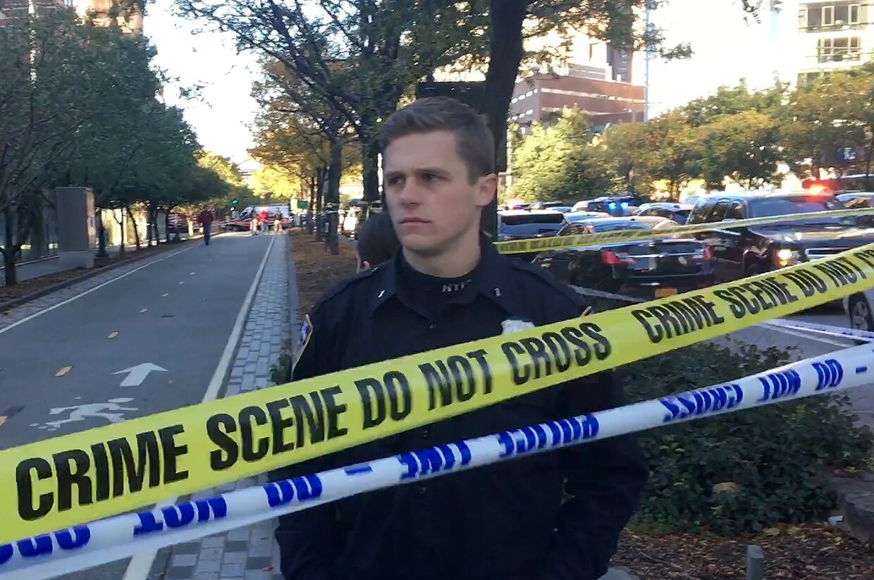 Сотрудник полиции в районе места теракта в Нью-Йорке. 1 ноября 2017