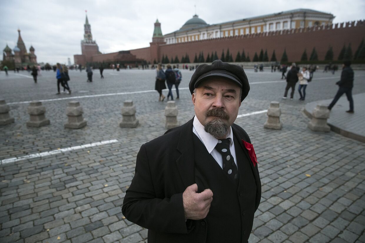 Двойник Ленина Сергей Соловьев позирует для туристов на Красной площади в Москве