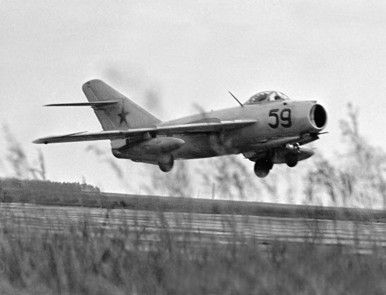 Самолет МИГ-17 взлетает с аэродрома