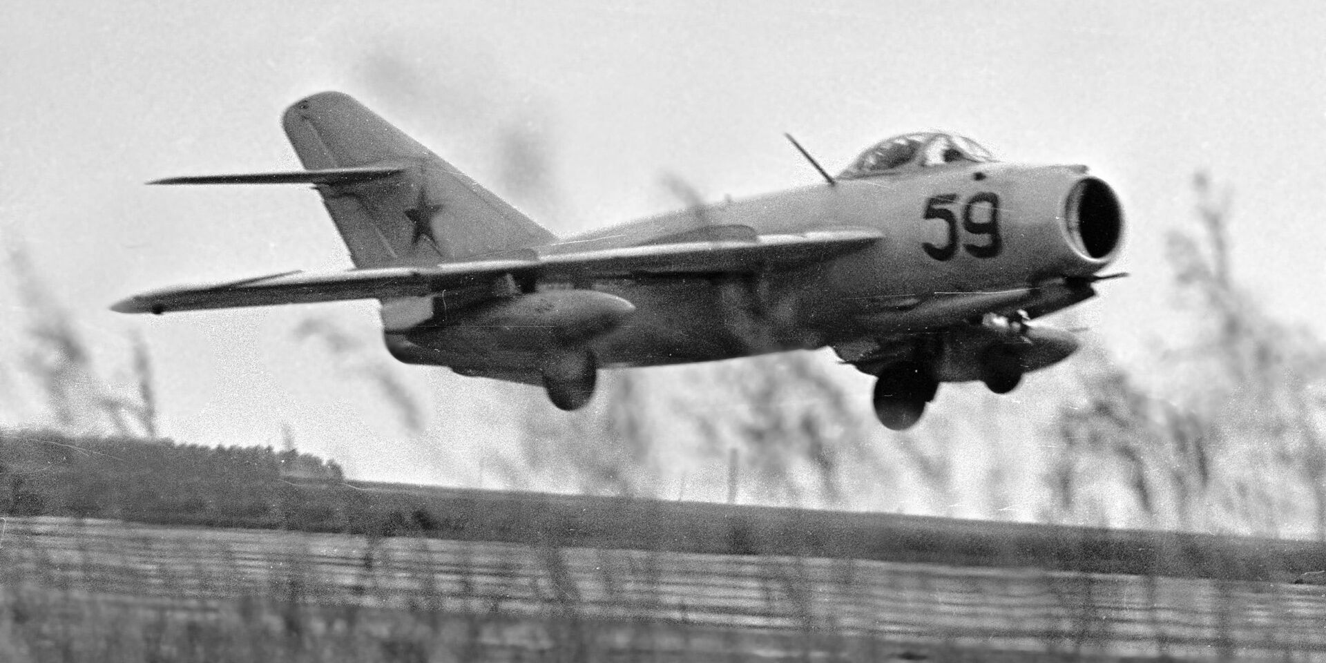 Самолет МИГ-17 взлетает с аэродрома - ИноСМИ, 1920, 12.02.2023