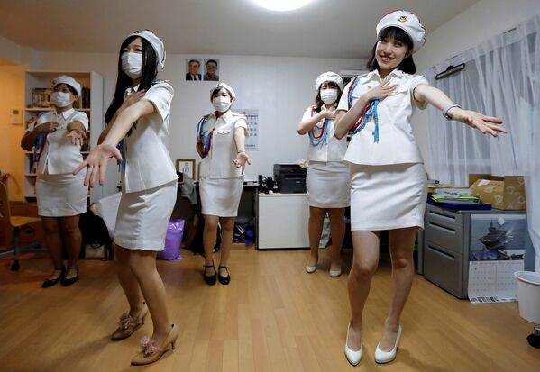 Девушки из японского фан-клуба Северной Кореи и их лидер Чуньхун