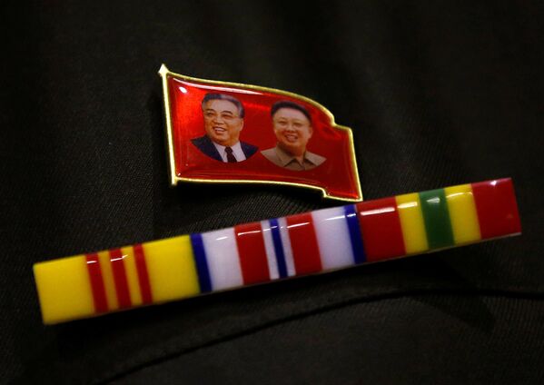 Значек с основателем КНДР Ким Ир Сеном и бывшим лидером КНДР Ким Чен Иром