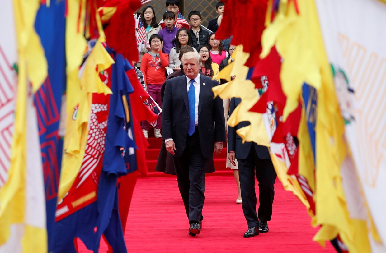 Президент США Дональд Трамп во время приветственной церемонии в Сеуле