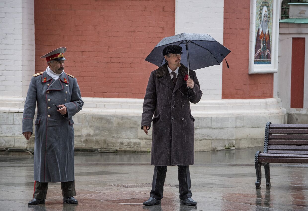 Двойники Ленина и Сталина на Красной площади в Москве