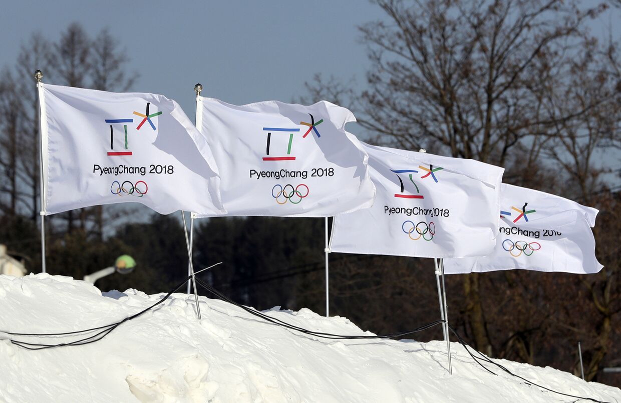 Флаги с эмблемой XXIII Зимних Олимпийских игр 2018 года в Пхенчхане