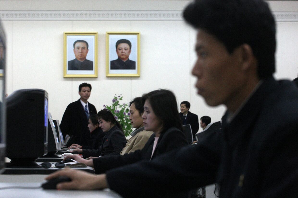 Посетители библиотеки в Пхеньяне, Северная Корея