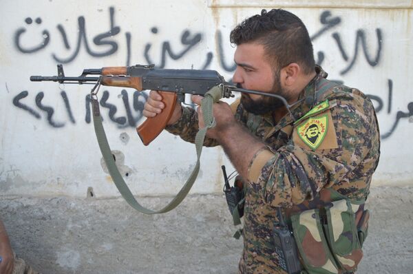 Бойцы курдских отрядов самообороны в Ракке Бойцы курдских отрядов самообороны в Ракке